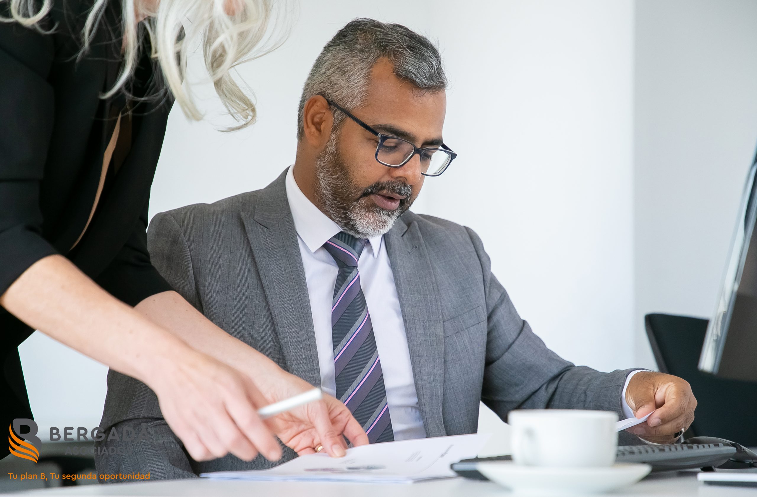 ¿Puede un deudor continuar su actividad profesional o empresarial durante el concurso?