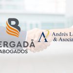 Bergadà Abogados y Andrés López & Asociados firman una alianza para ofrecer formación en educación financiera para sus clientes